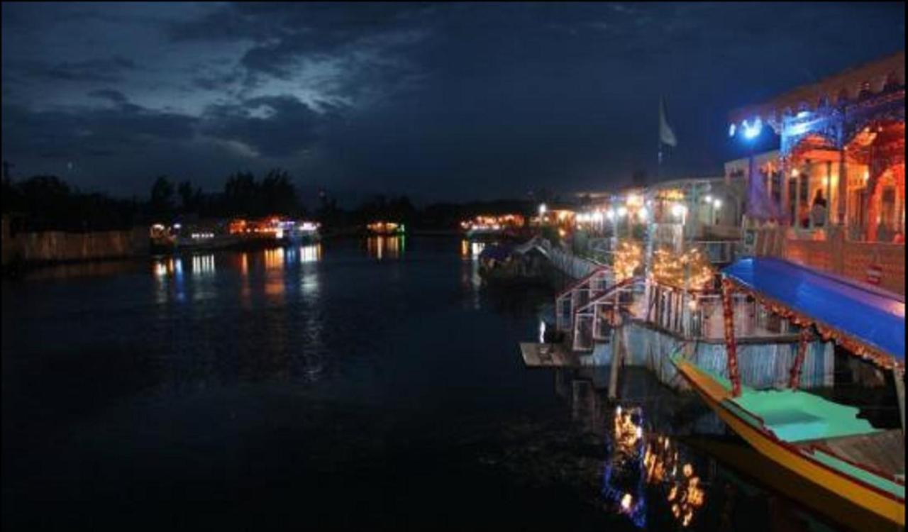 De Laila House Boat By Sterling Hotel Srinagar  Luaran gambar
